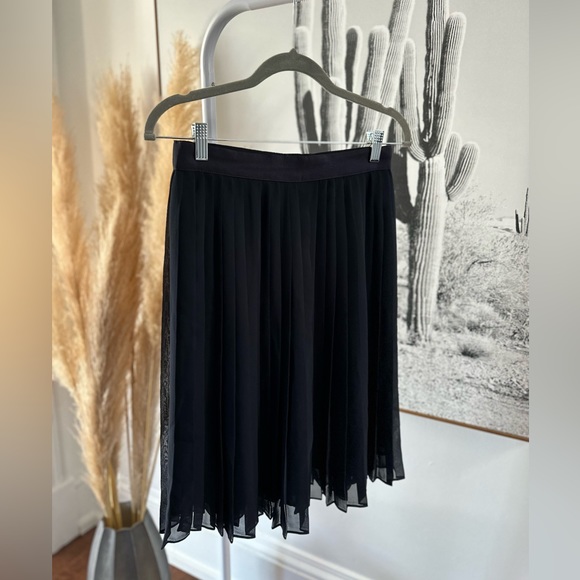 Dark navy, pleated skirt from Club Monaco. Just around knee length. - Picture 7 of 7